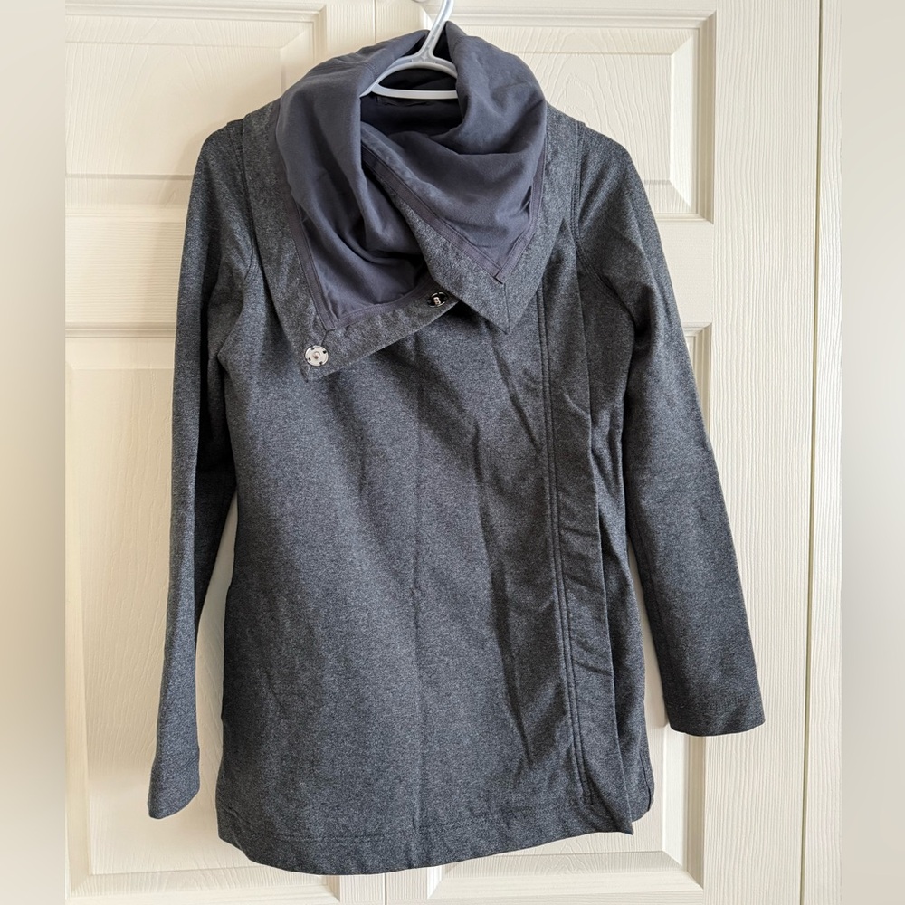 Lululemon Savasana Wrap in heathered charcoal, size 4